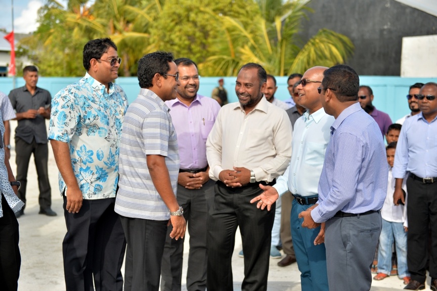 ޑިސެމްބަރު 13، 2016: ރައީސް ޔާމީން، ގއ.ގެމަނަފުށީގެ މިސްކިތް ހުޅުވައިދެއްވުމުގެ ތެރެއިން--ފޮޓޯ/ރައީސް އޮފީސް