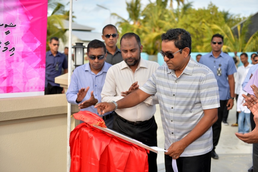 ޑިސެމްބަރު 13، 2016: ރައީސް ޔާމީން، ގއ.ގެމަނަފުށީގެ މިސްކިތް ހުޅުވައިދެއްވުމުގެ ތެރެއިން--ފޮޓޯ/ރައީސް އޮފީސް