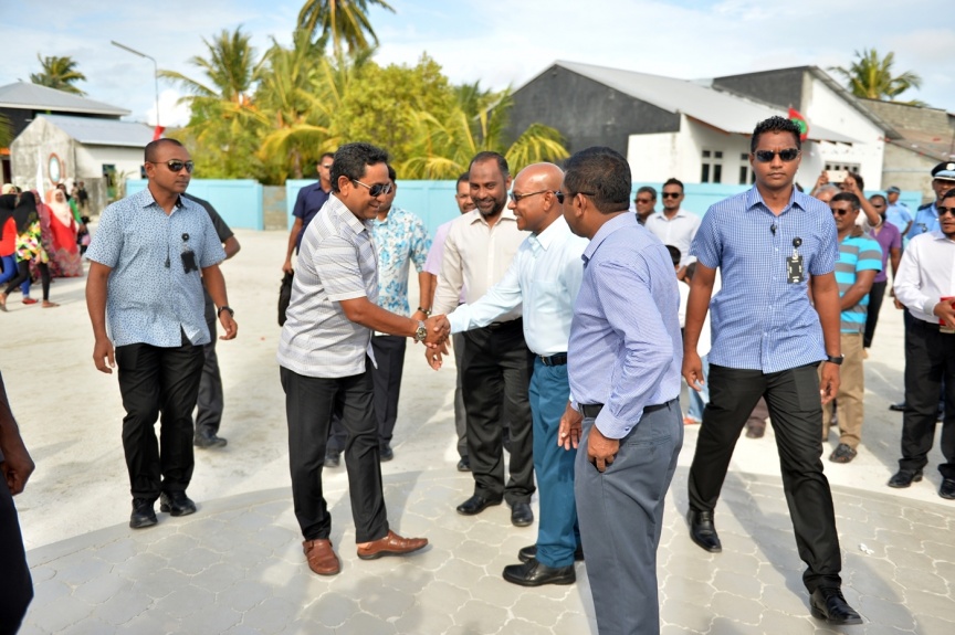 ޑިސެމްބަރު 13، 2016: ރައީސް ޔާމީން، ގއ.ގެމަނަފުށީގެ މިސްކިތް ހުޅުވައިދެއްވުމުގެ ތެރެއިން--ފޮޓޯ/ރައީސް އޮފީސް