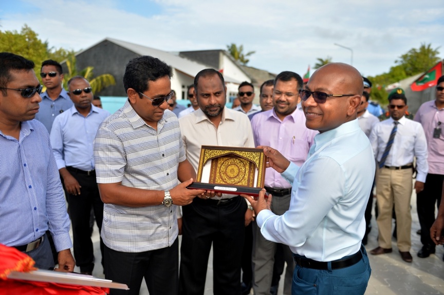 ޑިސެމްބަރު 13، 2016: ރައީސް ޔާމީން، ގއ.ގެމަނަފުށީގެ މިސްކިތް ހުޅުވައިދެއްވުމުގެ ތެރެއިން--ފޮޓޯ/ރައީސް އޮފީސް