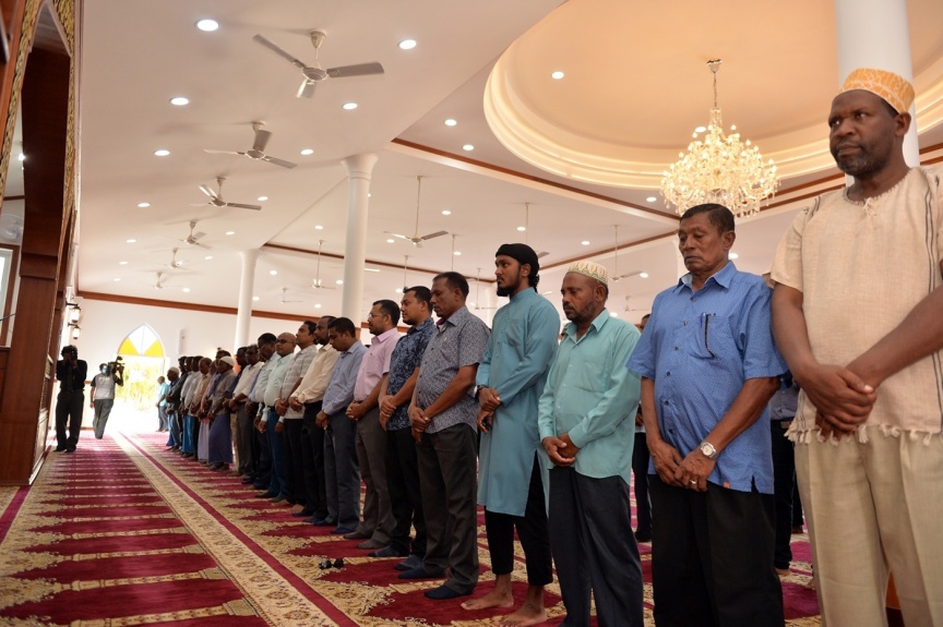 ޑިސެމްބަރު 13، 2016: ރައީސް ޔާމީން، ގއ.ގެމަނަފުށީގެ މިސްކިތް ހުޅުވައިދެއްވުމުގެ ތެރެއިން--ފޮޓޯ/ރައީސް އޮފީސް