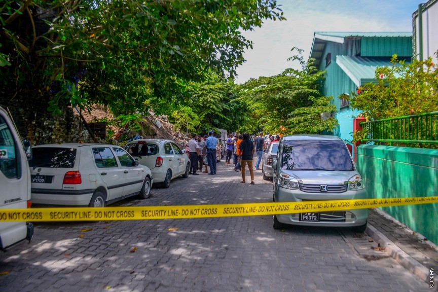 15 ޑިސެމްބަރ 2016: ގ. ޒުވާނުންގެ މަރުކަޒުކައިރީ ހުންނަ ކުރީގެ ކުނިގޮނޑުގެ ފާރެއް ވެއްޓި ތިން ކާރަކަށް ގެއްލުންވުން: ހިރިގަލުން ރާނާފައި ހުރި އެ ފާރު ވެއްޓުނު އިރު އެސަރަހައްދުގައި ޕާކުކޮށްފައި އޮތް އަމިއްލަ މީހެއްގެ ދެ ކާރަކަށާއި ޓެކްސީ އަކަށް ވަނީ ވަރަށް ބޮޑަށް ގެންލުންވެފަ----ސަން ފޮޓޯ/ މުހައްމަދު އަފްރާހް