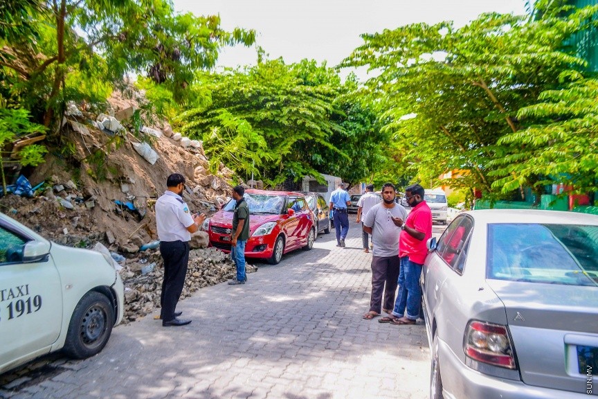 15 ޑިސެމްބަރ 2016: ގ. ޒުވާނުންގެ މަރުކަޒުކައިރީ ހުންނަ ކުރީގެ ކުނިގޮނޑުގެ ފާރެއް ވެއްޓި ތިން ކާރަކަށް ގެއްލުންވުން: ހިރިގަލުން ރާނާފައި ހުރި އެ ފާރު ވެއްޓުނު އިރު އެސަރަހައްދުގައި ޕާކުކޮށްފައި އޮތް އަމިއްލަ މީހެއްގެ ދެ ކާރަކަށާއި ޓެކްސީ އަކަށް ވަނީ ވަރަށް ބޮޑަށް ގެންލުންވެފަ----ސަން ފޮޓޯ/ މުހައްމަދު އަފްރާހް