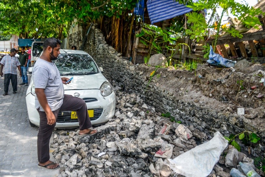 15 ޑިސެމްބަރ 2016: ގ. ޒުވާނުންގެ މަރުކަޒުކައިރީ ހުންނަ ކުރީގެ ކުނިގޮނޑުގެ ފާރެއް ވެއްޓި ތިން ކާރަކަށް ގެއްލުންވުން: ހިރިގަލުން ރާނާފައި ހުރި އެ ފާރު ވެއްޓުނު އިރު އެސަރަހައްދުގައި ޕާކުކޮށްފައި އޮތް އަމިއްލަ މީހެއްގެ ދެ ކާރަކަށާއި ޓެކްސީ އަކަށް ވަނީ ވަރަށް ބޮޑަށް ގެންލުންވެފަ----ސަން ފޮޓޯ/ މުހައްމަދު އަފްރާހް