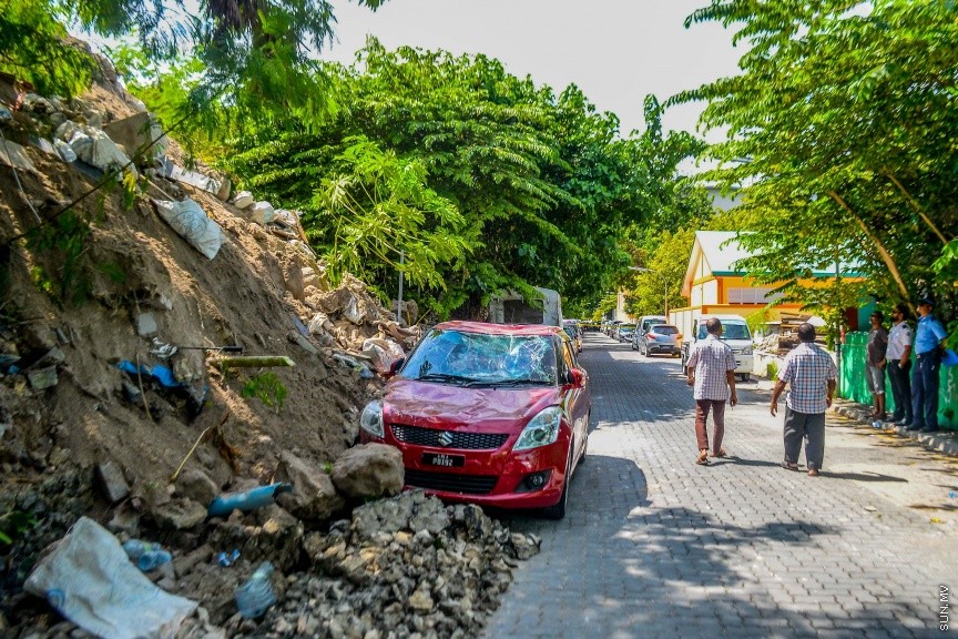 15 ޑިސެމްބަރ 2016: ގ. ޒުވާނުންގެ މަރުކަޒުކައިރީ ހުންނަ ކުރީގެ ކުނިގޮނޑުގެ ފާރެއް ވެއްޓި ތިން ކާރަކަށް ގެއްލުންވުން: ހިރިގަލުން ރާނާފައި ހުރި އެ ފާރު ވެއްޓުނު އިރު އެސަރަހައްދުގައި ޕާކުކޮށްފައި އޮތް އަމިއްލަ މީހެއްގެ ދެ ކާރަކަށާއި ޓެކްސީ އަކަށް ވަނީ ވަރަށް ބޮޑަށް ގެންލުންވެފަ----ސަން ފޮޓޯ/ މުހައްމަދު އަފްރާހް