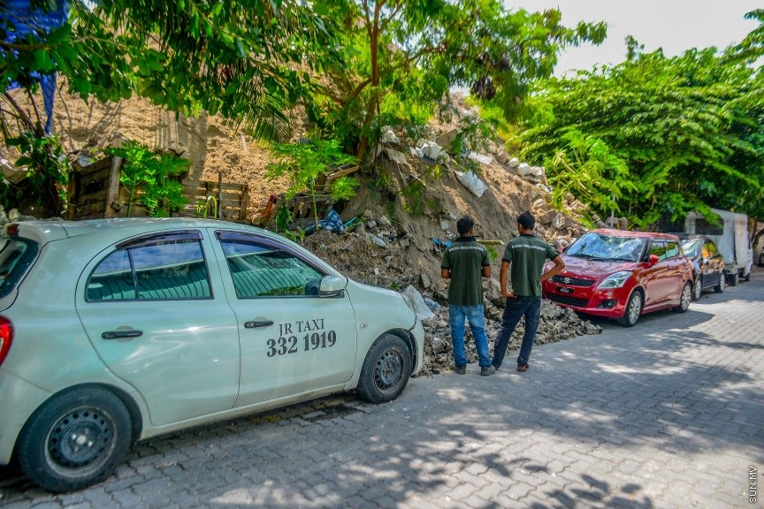 15 ޑިސެމްބަރ 2016: ގ. ޒުވާނުންގެ މަރުކަޒުކައިރީ ހުންނަ ކުރީގެ ކުނިގޮނޑުގެ ފާރެއް ވެއްޓި ތިން ކާރަކަށް ގެއްލުންވުން: ހިރިގަލުން ރާނާފައި ހުރި އެ ފާރު ވެއްޓުނު އިރު އެސަރަހައްދުގައި ޕާކުކޮށްފައި އޮތް އަމިއްލަ މީހެއްގެ ދެ ކާރަކަށާއި ޓެކްސީ އަކަށް ވަނީ ވަރަށް ބޮޑަށް ގެންލުންވެފަ----ސަން ފޮޓޯ/ މުހައްމަދު އަފްރާހް