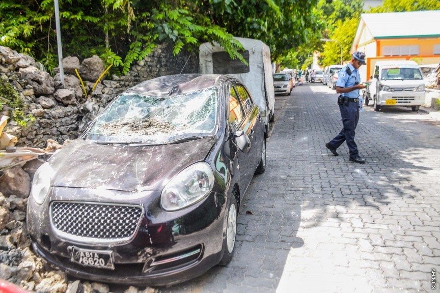 15 ޑިސެމްބަރ 2016: ގ. ޒުވާނުންގެ މަރުކަޒުކައިރީ ހުންނަ ކުރީގެ ކުނިގޮނޑުގެ ފާރެއް ވެއްޓި ތިން ކާރަކަށް ގެއްލުންވުން: ހިރިގަލުން ރާނާފައި ހުރި އެ ފާރު ވެއްޓުނު އިރު އެސަރަހައްދުގައި ޕާކުކޮށްފައި އޮތް އަމިއްލަ މީހެއްގެ ދެ ކާރަކަށާއި ޓެކްސީ އަކަށް ވަނީ ވަރަށް ބޮޑަށް ގެންލުންވެފަ----ސަން ފޮޓޯ/ މުހައްމަދު އަފްރާހް