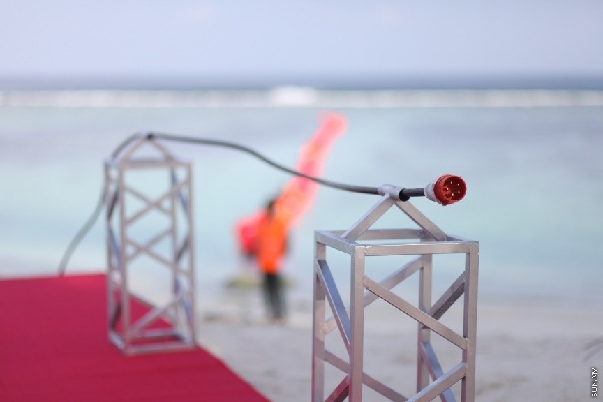ޑިސެމްބަރ 15، 2016: އުރީދޫގެ ނެޓްވޯކް އިތުރަށް ވަރުގަދަކޮށް، ޑިޖިޓަލް ގައުމަކަށް ރާއްޖެ ބަދަލުކުރުމުގައި އުރީދޫން ދެމުންގެންދާ އެއްބާރުލުމުގެ ތެރެއިން އެ ކުންފުނީގެ ނޭޝަންވައިޑް ސަބްމެރިން ކޭބަލް އިފްތިތާހުކުރުމަށް ހުޅުމާލޭގައި ބޭއްވި ހަފްލާ ގެ ތެރެއިން -- ސަން ފޮޓޯ/ އަހުމަދު ޝަރުވާން