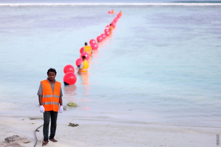 ޑިސެމްބަރ 15، 2016: އުރީދޫގެ ނެޓްވޯކް އިތުރަށް ވަރުގަދަކޮށް، ޑިޖިޓަލް ގައުމަކަށް ރާއްޖެ ބަދަލުކުރުމުގައި އުރީދޫން ދެމުންގެންދާ އެއްބާރުލުމުގެ ތެރެއިން އެ ކުންފުނީގެ ނޭޝަންވައިޑް ސަބްމެރިން ކޭބަލް އިފްތިތާހުކުރުމަށް ހުޅުމާލޭގައި ބޭއްވި ހަފްލާ ގެ ތެރެއިން -- ސަން ފޮޓޯ/ އަހުމަދު ޝަރުވާން