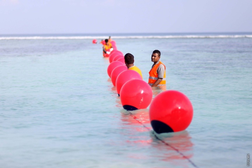 ޑިސެމްބަރ 15، 2016: އުރީދޫގެ ނެޓްވޯކް އިތުރަށް ވަރުގަދަކޮށް، ޑިޖިޓަލް ގައުމަކަށް ރާއްޖެ ބަދަލުކުރުމުގައި އުރީދޫން ދެމުންގެންދާ އެއްބާރުލުމުގެ ތެރެއިން އެ ކުންފުނީގެ ނޭޝަންވައިޑް ސަބްމެރިން ކޭބަލް އިފްތިތާހުކުރުމަށް ހުޅުމާލޭގައި ބޭއްވި ހަފްލާ ގެ ތެރެއިން -- ސަން ފޮޓޯ/ އަހުމަދު ޝަރުވާން