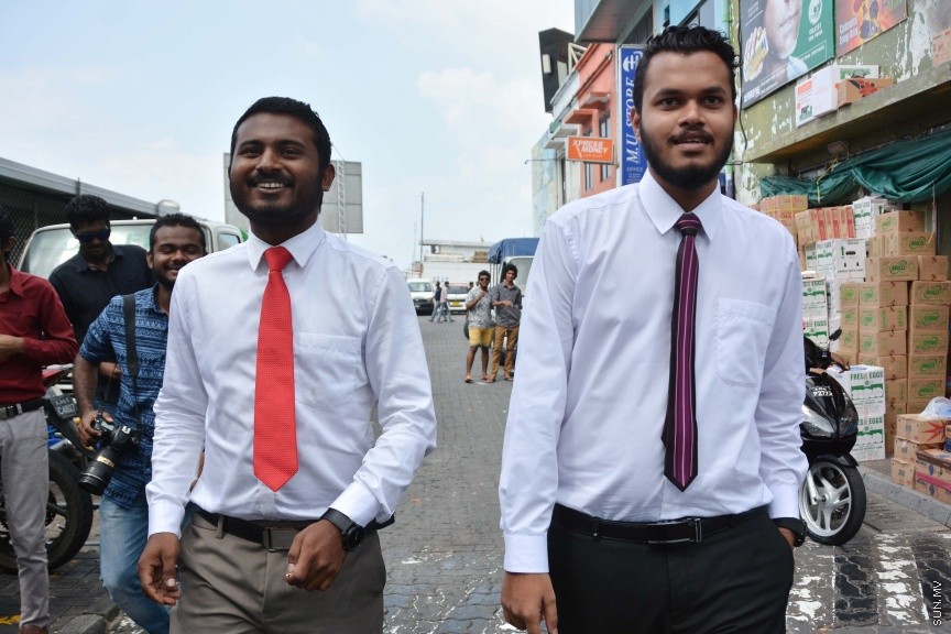 ޑިސެމްބަރ 19، 2016: ރާއްޖެ ޓީވީގެ ދެ ނޫސްވެރިން ކަމުގައިވާ މުހައްމަދު ވިސާމް އާއި ލީވާން އަލީ ނާސިރުގެ މައްޗަށް ދައުލަތުން އުފުލާފައިވާ ގާނޫނު ތަންފީޒު ކުރާ މުވައްޒަފެއްގެ މަސައްކަތަށް ގަސްތުގައި ހުރަސްއެޅި ކަމުގެ ދައުވާ ސާބިތުވާ ކަމަށް ކަނޑައެޅުން -- ސަން ފޮޓޯ/ ފަޔާޒު މޫސާ