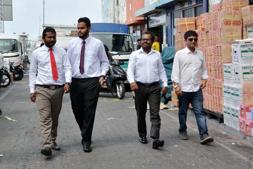 ޑިސެމްބަރ 19، 2016: ރާއްޖެ ޓީވީގެ ދެ ނޫސްވެރިން ކަމުގައިވާ މުހައްމަދު ވިސާމް އާއި ލީވާން އަލީ ނާސިރުގެ މައްޗަށް ދައުލަތުން އުފުލާފައިވާ ގާނޫނު ތަންފީޒު ކުރާ މުވައްޒަފެއްގެ މަސައްކަތަށް ގަސްތުގައި ހުރަސްއެޅި ކަމުގެ ދައުވާ ސާބިތުވާ ކަމަށް ކަނޑައެޅުން -- ސަން ފޮޓޯ/ ފަޔާޒު މޫސާ