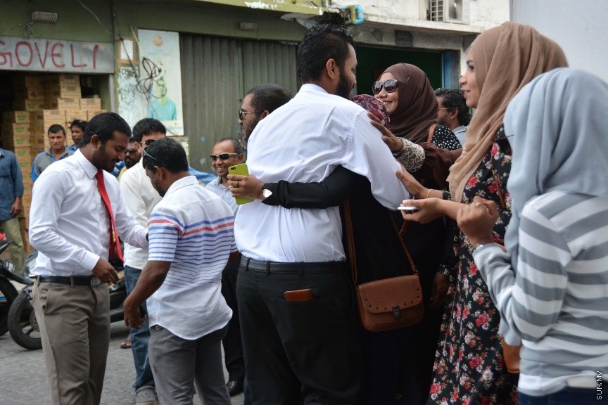 ޑިސެމްބަރ 19، 2016: ރާއްޖެ ޓީވީގެ ދެ ނޫސްވެރިން ކަމުގައިވާ މުހައްމަދު ވިސާމް އާއި ލީވާން އަލީ ނާސިރުގެ މައްޗަށް ދައުލަތުން އުފުލާފައިވާ ގާނޫނު ތަންފީޒު ކުރާ މުވައްޒަފެއްގެ މަސައްކަތަށް ގަސްތުގައި ހުރަސްއެޅި ކަމުގެ ދައުވާ ސާބިތުވާ ކަމަށް ކަނޑައެޅުން -- ސަން ފޮޓޯ/ ފަޔާޒު މޫސާ
