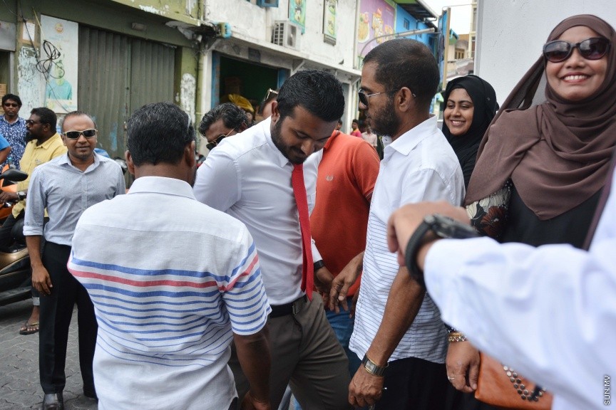 ޑިސެމްބަރ 19، 2016: ރާއްޖެ ޓީވީގެ ދެ ނޫސްވެރިން ކަމުގައިވާ މުހައްމަދު ވިސާމް އާއި ލީވާން އަލީ ނާސިރުގެ މައްޗަށް ދައުލަތުން އުފުލާފައިވާ ގާނޫނު ތަންފީޒު ކުރާ މުވައްޒަފެއްގެ މަސައްކަތަށް ގަސްތުގައި ހުރަސްއެޅި ކަމުގެ ދައުވާ ސާބިތުވާ ކަމަށް ކަނޑައެޅުން -- ސަން ފޮޓޯ/ ފަޔާޒު މޫސާ
