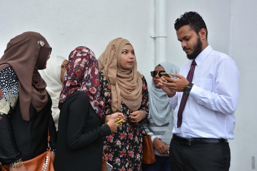 ޑިސެމްބަރ 19، 2016: ރާއްޖެ ޓީވީގެ ދެ ނޫސްވެރިން ކަމުގައިވާ މުހައްމަދު ވިސާމް އާއި ލީވާން އަލީ ނާސިރުގެ މައްޗަށް ދައުލަތުން އުފުލާފައިވާ ގާނޫނު ތަންފީޒު ކުރާ މުވައްޒަފެއްގެ މަސައްކަތަށް ގަސްތުގައި ހުރަސްއެޅި ކަމުގެ ދައުވާ ސާބިތުވާ ކަމަށް ކަނޑައެޅުން -- ސަން ފޮޓޯ/ ފަޔާޒު މޫސާ