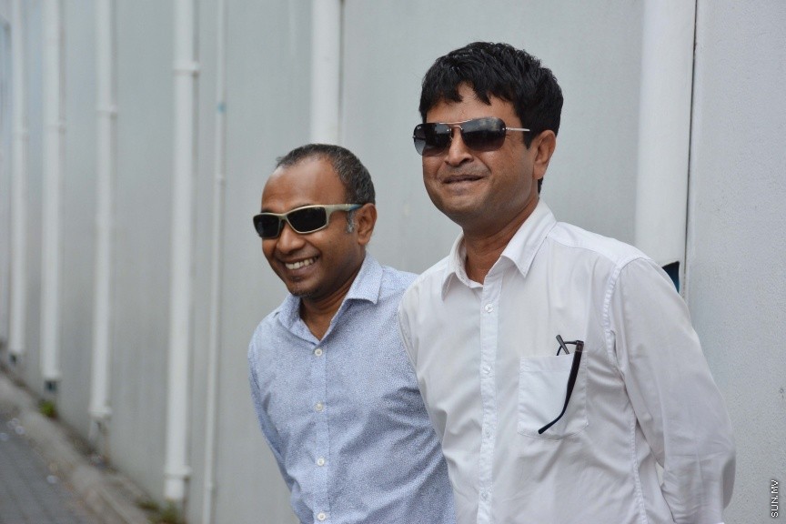 ޑިސެމްބަރ 19، 2016: ރާއްޖެ ޓީވީގެ ދެ ނޫސްވެރިން ކަމުގައިވާ މުހައްމަދު ވިސާމް އާއި ލީވާން އަލީ ނާސިރުގެ މައްޗަށް ދައުލަތުން އުފުލާފައިވާ ގާނޫނު ތަންފީޒު ކުރާ މުވައްޒަފެއްގެ މަސައްކަތަށް ގަސްތުގައި ހުރަސްއެޅި ކަމުގެ ދައުވާ ސާބިތުވާ ކަމަށް ކަނޑައެޅުން -- ސަން ފޮޓޯ/ ފަޔާޒު މޫސާ