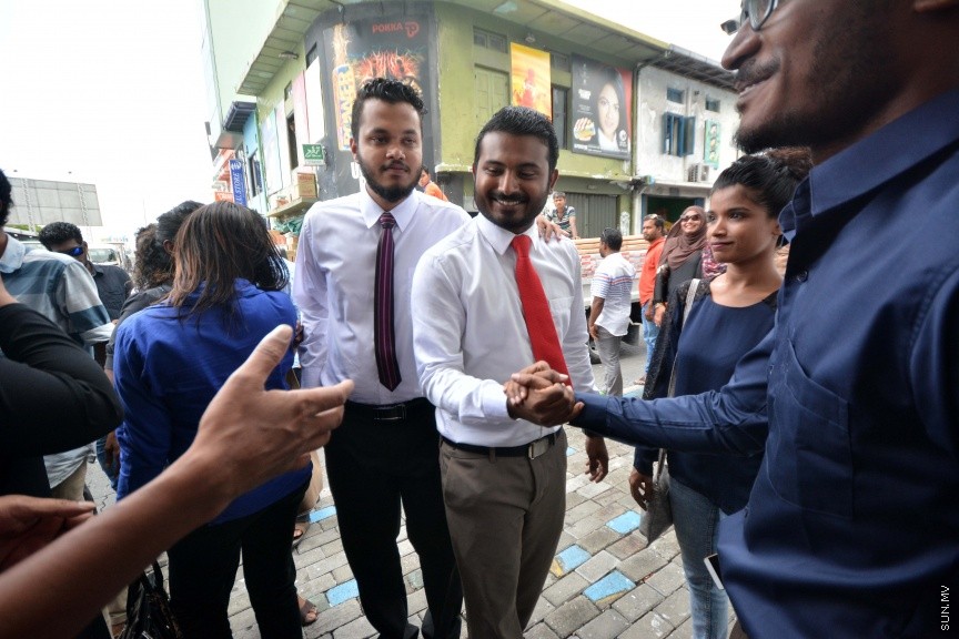 ޑިސެމްބަރ 19، 2016: ރާއްޖެ ޓީވީގެ ދެ ނޫސްވެރިން ކަމުގައިވާ މުހައްމަދު ވިސާމް އާއި ލީވާން އަލީ ނާސިރުގެ މައްޗަށް ދައުލަތުން އުފުލާފައިވާ ގާނޫނު ތަންފީޒު ކުރާ މުވައްޒަފެއްގެ މަސައްކަތަށް ގަސްތުގައި ހުރަސްއެޅި ކަމުގެ ދައުވާ ސާބިތުވާ ކަމަށް ކަނޑައެޅުން -- ސަން ފޮޓޯ/ ފަޔާޒު މޫސާ