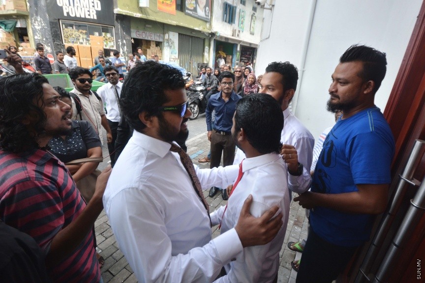 ޑިސެމްބަރ 19، 2016: ރާއްޖެ ޓީވީގެ ދެ ނޫސްވެރިން ކަމުގައިވާ މުހައްމަދު ވިސާމް އާއި ލީވާން އަލީ ނާސިރުގެ މައްޗަށް ދައުލަތުން އުފުލާފައިވާ ގާނޫނު ތަންފީޒު ކުރާ މުވައްޒަފެއްގެ މަސައްކަތަށް ގަސްތުގައި ހުރަސްއެޅި ކަމުގެ ދައުވާ ސާބިތުވާ ކަމަށް ކަނޑައެޅުން -- ސަން ފޮޓޯ/ ފަޔާޒު މޫސާ