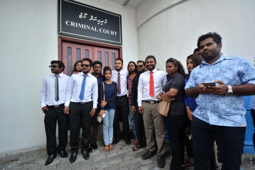 ޑިސެމްބަރ 19، 2016: ރާއްޖެ ޓީވީގެ ދެ ނޫސްވެރިން ކަމުގައިވާ މުހައްމަދު ވިސާމް އާއި ލީވާން އަލީ ނާސިރުގެ މައްޗަށް ދައުލަތުން އުފުލާފައިވާ ގާނޫނު ތަންފީޒު ކުރާ މުވައްޒަފެއްގެ މަސައްކަތަށް ގަސްތުގައި ހުރަސްއެޅި ކަމުގެ ދައުވާ ސާބިތުވާ ކަމަށް ކަނޑައެޅުން -- ސަން ފޮޓޯ/ ފަޔާޒު މޫސާ