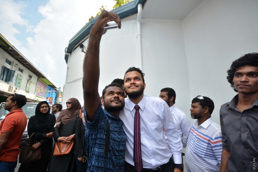 ޑިސެމްބަރ 19، 2016: ރާއްޖެ ޓީވީގެ ދެ ނޫސްވެރިން ކަމުގައިވާ މުހައްމަދު ވިސާމް އާއި ލީވާން އަލީ ނާސިރުގެ މައްޗަށް ދައުލަތުން އުފުލާފައިވާ ގާނޫނު ތަންފީޒު ކުރާ މުވައްޒަފެއްގެ މަސައްކަތަށް ގަސްތުގައި ހުރަސްއެޅި ކަމުގެ ދައުވާ ސާބިތުވާ ކަމަށް ކަނޑައެޅުން -- ސަން ފޮޓޯ/ ފަޔާޒު މޫސާ