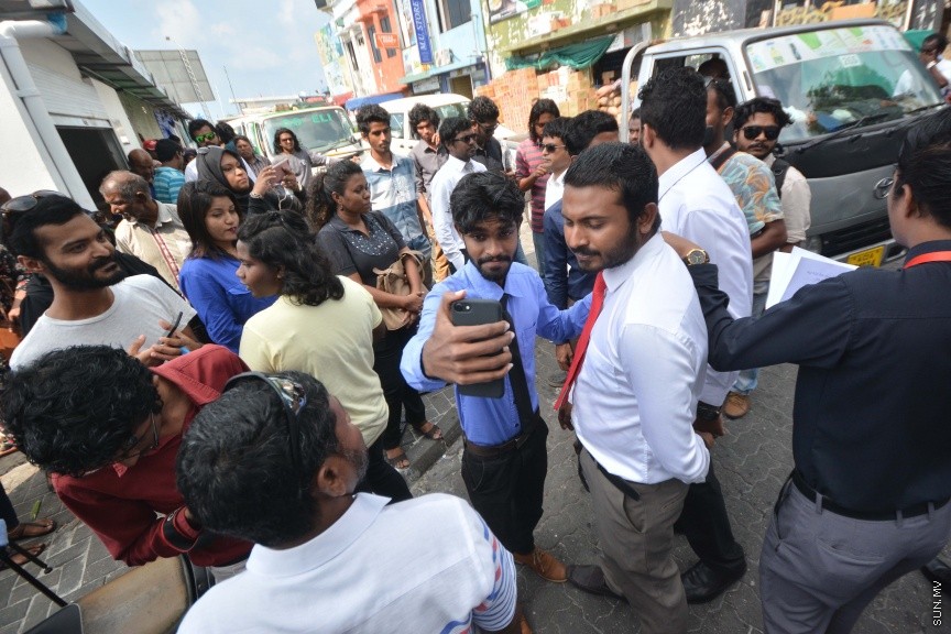 ޑިސެމްބަރ 19، 2016: ރާއްޖެ ޓީވީގެ ދެ ނޫސްވެރިން ކަމުގައިވާ މުހައްމަދު ވިސާމް އާއި ލީވާން އަލީ ނާސިރުގެ މައްޗަށް ދައުލަތުން އުފުލާފައިވާ ގާނޫނު ތަންފީޒު ކުރާ މުވައްޒަފެއްގެ މަސައްކަތަށް ގަސްތުގައި ހުރަސްއެޅި ކަމުގެ ދައުވާ ސާބިތުވާ ކަމަށް ކަނޑައެޅުން -- ސަން ފޮޓޯ/ ފަޔާޒު މޫސާ