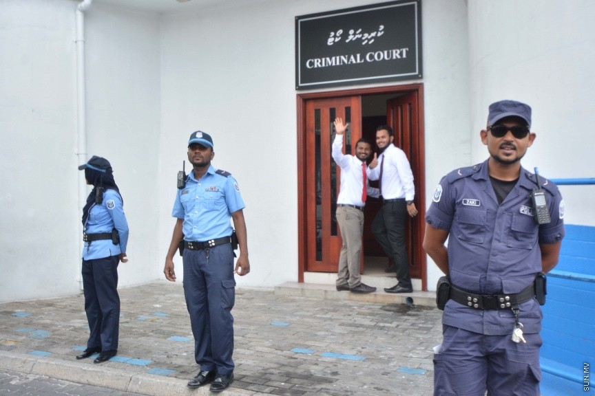 ޑިސެމްބަރ 19، 2016: ރާއްޖެ ޓީވީގެ ދެ ނޫސްވެރިން ކަމުގައިވާ މުހައްމަދު ވިސާމް އާއި ލީވާން އަލީ ނާސިރުގެ މައްޗަށް ދައުލަތުން އުފުލާފައިވާ ގާނޫނު ތަންފީޒު ކުރާ މުވައްޒަފެއްގެ މަސައްކަތަށް ގަސްތުގައި ހުރަސްއެޅި ކަމުގެ ދައުވާ ސާބިތުވާ ކަމަށް ކަނޑައެޅުން -- ސަން ފޮޓޯ/ ފަޔާޒު މޫސާ