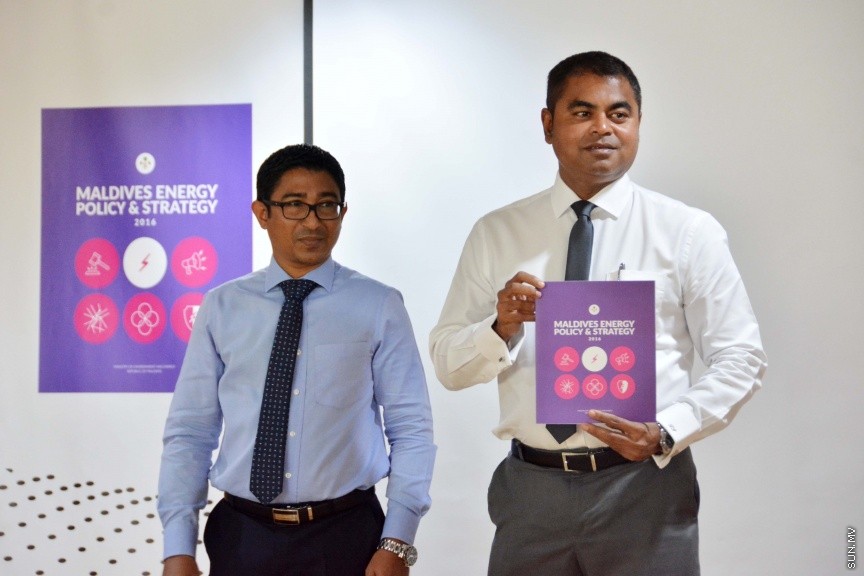 ޑިސެމްބަރ 20، 2016: "އެނާޖީ ޕޮލިސީ އެންޑް ސްޓްރެޓަޖީ" އަދި މުޅި ރާއްޖޭގެ ކަރަންޓާ ގުޅޭ މައުލޫމާތު ހިމެނޭ "ލޭންޑް އިލެކްޓްރިސިީ ޑޭޓާ ބުކް" އިފްތިތާހްކުރުމަށް ސްޓެލްކޯގައި ބޭއްވި ރަސްމިއްޔާތުގެ ތެރެއިން -- ސަން ފޮޓޯ/ ފަޔާޒު މޫސާ