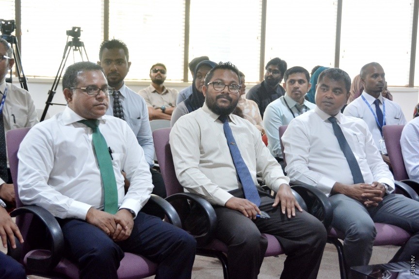 ޑިސެމްބަރ 20، 2016: "އެނާޖީ ޕޮލިސީ އެންޑް ސްޓްރެޓަޖީ" އަދި މުޅި ރާއްޖޭގެ ކަރަންޓާ ގުޅޭ މައުލޫމާތު ހިމެނޭ "ލޭންޑް އިލެކްޓްރިސިީ ޑޭޓާ ބުކް" އިފްތިތާހްކުރުމަށް ސްޓެލްކޯގައި ބޭއްވި ރަސްމިއްޔާތުގެ ތެރެއިން -- ސަން ފޮޓޯ/ ފަޔާޒު މޫސާ