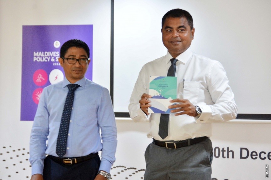 ޑިސެމްބަރ 20، 2016: "އެނާޖީ ޕޮލިސީ އެންޑް ސްޓްރެޓަޖީ" އަދި މުޅި ރާއްޖޭގެ ކަރަންޓާ ގުޅޭ މައުލޫމާތު ހިމެނޭ "ލޭންޑް އިލެކްޓްރިސިީ ޑޭޓާ ބުކް" އިފްތިތާހްކުރުމަށް ސްޓެލްކޯގައި ބޭއްވި ރަސްމިއްޔާތުގެ ތެރެއިން -- ސަން ފޮޓޯ/ ފަޔާޒު މޫސާ