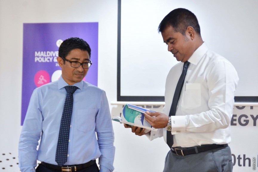 ޑިސެމްބަރ 20، 2016: "އެނާޖީ ޕޮލިސީ އެންޑް ސްޓްރެޓަޖީ" އަދި މުޅި ރާއްޖޭގެ ކަރަންޓާ ގުޅޭ މައުލޫމާތު ހިމެނޭ "ލޭންޑް އިލެކްޓްރިސިީ ޑޭޓާ ބުކް" އިފްތިތާހްކުރުމަށް ސްޓެލްކޯގައި ބޭއްވި ރަސްމިއްޔާތުގެ ތެރެއިން -- ސަން ފޮޓޯ/ ފަޔާޒު މޫސާ