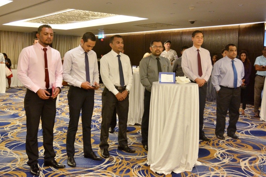 ޑިސެމްބަރ 20، 2016: ރާއްޖެ ޕްރޮމޯޓް ކުރުމަށް އެމްއެމްޕީއާރުސީއިން ހިންގަމުން އަންނަ ކެމްޕެއިނުގެ ދަށުން، 15 ގައުމެއްގެ ބަހުރުވަ ހިމެނޭގޮތަށް ވިޒިޓް މޯލްޑިވްސްގެ ވެބްސައިޓް އިފްތިތާހުކުރުން -- ސަން ފޮޓޯ/ ފަޔާޒު މޫސާ