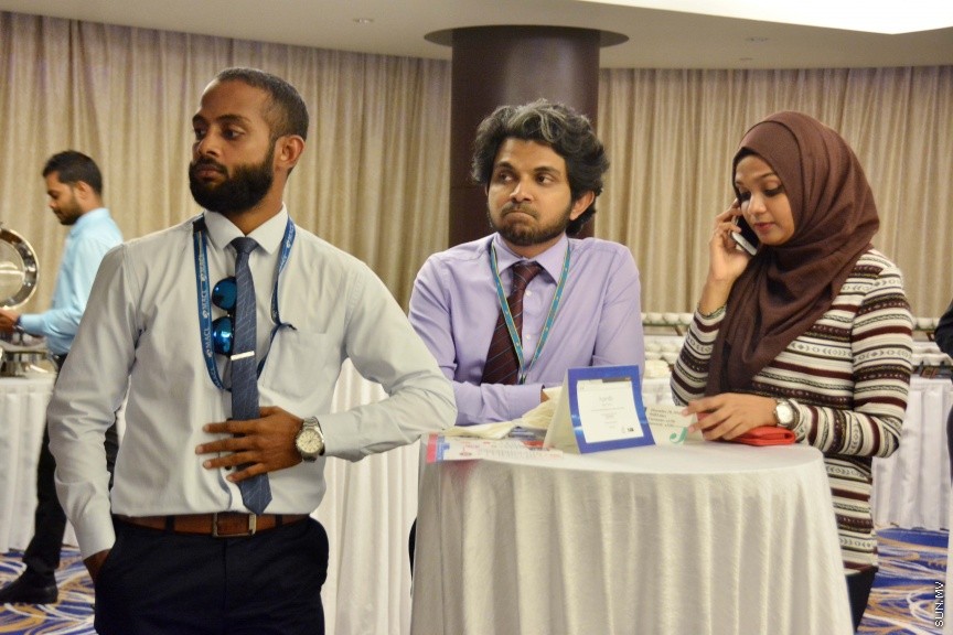 ޑިސެމްބަރ 20، 2016: ރާއްޖެ ޕްރޮމޯޓް ކުރުމަށް އެމްއެމްޕީއާރުސީއިން ހިންގަމުން އަންނަ ކެމްޕެއިނުގެ ދަށުން، 15 ގައުމެއްގެ ބަހުރުވަ ހިމެނޭގޮތަށް ވިޒިޓް މޯލްޑިވްސްގެ ވެބްސައިޓް އިފްތިތާހުކުރުން -- ސަން ފޮޓޯ/ ފަޔާޒު މޫސާ