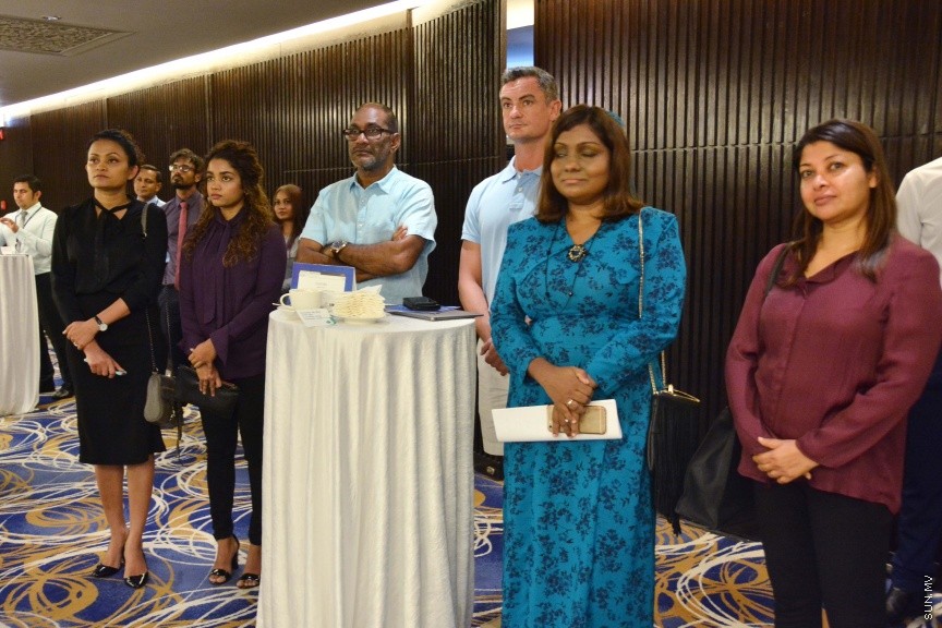 ޑިސެމްބަރ 20، 2016: ރާއްޖެ ޕްރޮމޯޓް ކުރުމަށް އެމްއެމްޕީއާރުސީއިން ހިންގަމުން އަންނަ ކެމްޕެއިނުގެ ދަށުން، 15 ގައުމެއްގެ ބަހުރުވަ ހިމެނޭގޮތަށް ވިޒިޓް މޯލްޑިވްސްގެ ވެބްސައިޓް އިފްތިތާހުކުރުން -- ސަން ފޮޓޯ/ ފަޔާޒު މޫސާ