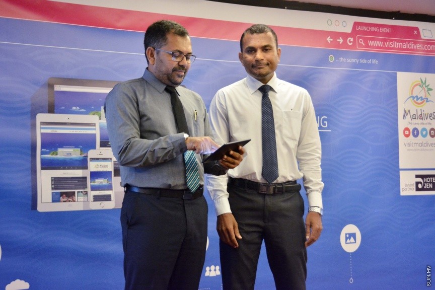 ޑިސެމްބަރ 20، 2016: ރާއްޖެ ޕްރޮމޯޓް ކުރުމަށް އެމްއެމްޕީއާރުސީއިން ހިންގަމުން އަންނަ ކެމްޕެއިނުގެ ދަށުން، 15 ގައުމެއްގެ ބަހުރުވަ ހިމެނޭގޮތަށް ވިޒިޓް މޯލްޑިވްސްގެ ވެބްސައިޓް އިފްތިތާހުކުރުން -- ސަން ފޮޓޯ/ ފަޔާޒު މޫސާ