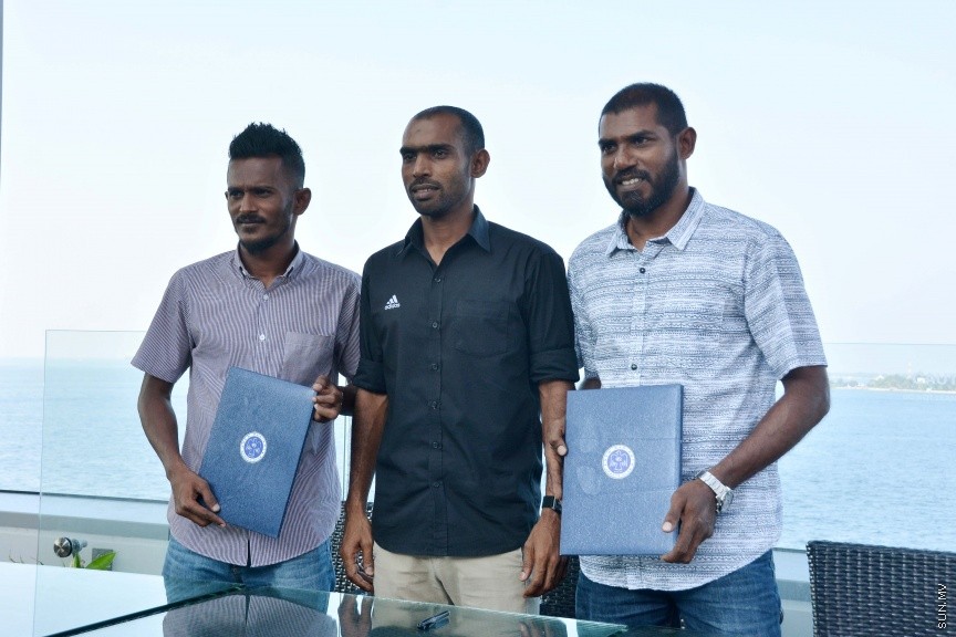 ޑިސެމްބަރ 21، 2016: މާޒިޔާއަށް ކުޅެމުންދިޔަ އެއް ނަންބަރު ކީޕަރު އިމްރާން މުހައްމަދު އާއި ޓީސީ އަށް ކުޅެމުންއައި ފޯވާޑް އަލީ ފާސިރު (ސެންޓޭ) އަލުން ނިއުރޭޑިއަންޓް އަށް ބަދަލުވެ، އެއްބަސްވުމުގައި ސޮއިކުރުމަށް ސޯލްޓް ކެފޭގައި ބޭއްވި ހަފްލާގެ ތެރެއިން -- ސަން ފޮޓޯ/ ފަޔާޒު މޫސާ