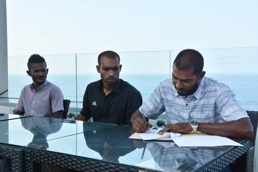 ޑިސެމްބަރ 21، 2016: މާޒިޔާއަށް ކުޅެމުންދިޔަ އެއް ނަންބަރު ކީޕަރު އިމްރާން މުހައްމަދު އާއި ޓީސީ އަށް ކުޅެމުންއައި ފޯވާޑް އަލީ ފާސިރު (ސެންޓޭ) އަލުން ނިއުރޭޑިއަންޓް އަށް ބަދަލުވެ، އެއްބަސްވުމުގައި ސޮއިކުރުމަށް ސޯލްޓް ކެފޭގައި ބޭއްވި ހަފްލާގެ ތެރެއިން -- ސަން ފޮޓޯ/ ފަޔާޒު މޫސާ