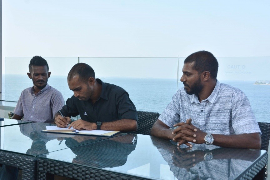 ޑިސެމްބަރ 21، 2016: މާޒިޔާއަށް ކުޅެމުންދިޔަ އެއް ނަންބަރު ކީޕަރު އިމްރާން މުހައްމަދު އާއި ޓީސީ އަށް ކުޅެމުންއައި ފޯވާޑް އަލީ ފާސިރު (ސެންޓޭ) އަލުން ނިއުރޭޑިއަންޓް އަށް ބަދަލުވެ، އެއްބަސްވުމުގައި ސޮއިކުރުމަށް ސޯލްޓް ކެފޭގައި ބޭއްވި ހަފްލާގެ ތެރެއިން -- ސަން ފޮޓޯ/ ފަޔާޒު މޫސާ