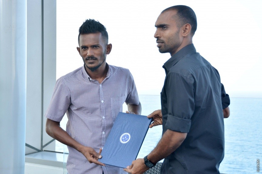 ޑިސެމްބަރ 21، 2016: މާޒިޔާއަށް ކުޅެމުންދިޔަ އެއް ނަންބަރު ކީޕަރު އިމްރާން މުހައްމަދު އާއި ޓީސީ އަށް ކުޅެމުންއައި ފޯވާޑް އަލީ ފާސިރު (ސެންޓޭ) އަލުން ނިއުރޭޑިއަންޓް އަށް ބަދަލުވެ، އެއްބަސްވުމުގައި ސޮއިކުރުމަށް ސޯލްޓް ކެފޭގައި ބޭއްވި ހަފްލާގެ ތެރެއިން -- ސަން ފޮޓޯ/ ފަޔާޒު މޫސާ