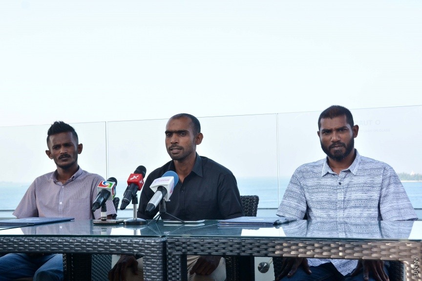 ޑިސެމްބަރ 21، 2016: މާޒިޔާއަށް ކުޅެމުންދިޔަ އެއް ނަންބަރު ކީޕަރު އިމްރާން މުހައްމަދު އާއި ޓީސީ އަށް ކުޅެމުންއައި ފޯވާޑް އަލީ ފާސިރު (ސެންޓޭ) އަލުން ނިއުރޭޑިއަންޓް އަށް ބަދަލުވެ، އެއްބަސްވުމުގައި ސޮއިކުރުމަށް ސޯލްޓް ކެފޭގައި ބޭއްވި ހަފްލާގެ ތެރެއިން -- ސަން ފޮޓޯ/ ފަޔާޒު މޫސާ