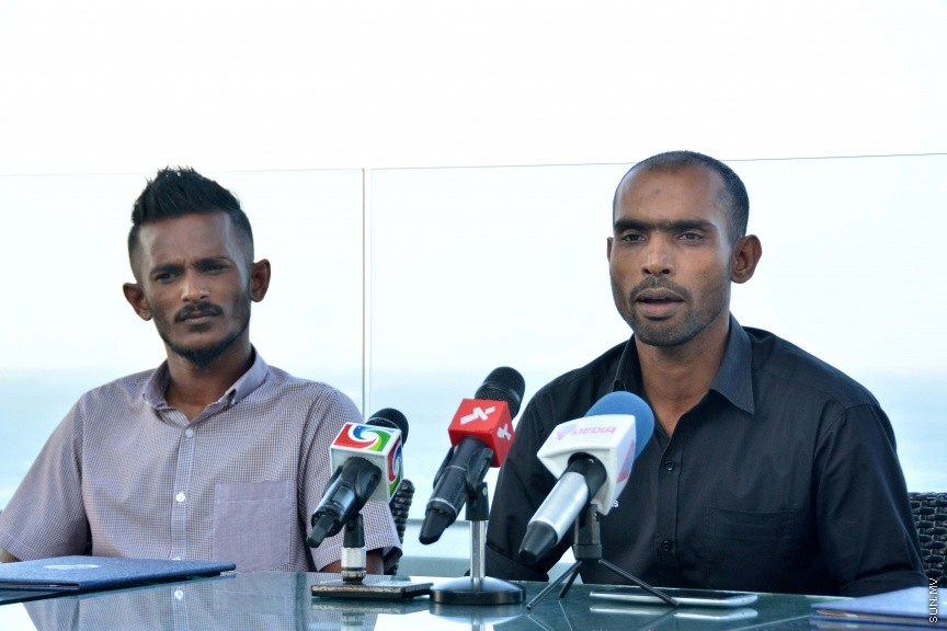 ޑިސެމްބަރ 21، 2016: މާޒިޔާއަށް ކުޅެމުންދިޔަ އެއް ނަންބަރު ކީޕަރު އިމްރާން މުހައްމަދު އާއި ޓީސީ އަށް ކުޅެމުންއައި ފޯވާޑް އަލީ ފާސިރު (ސެންޓޭ) އަލުން ނިއުރޭޑިއަންޓް އަށް ބަދަލުވެ، އެއްބަސްވުމުގައި ސޮއިކުރުމަށް ސޯލްޓް ކެފޭގައި ބޭއްވި ހަފްލާގެ ތެރެއިން -- ސަން ފޮޓޯ/ ފަޔާޒު މޫސާ