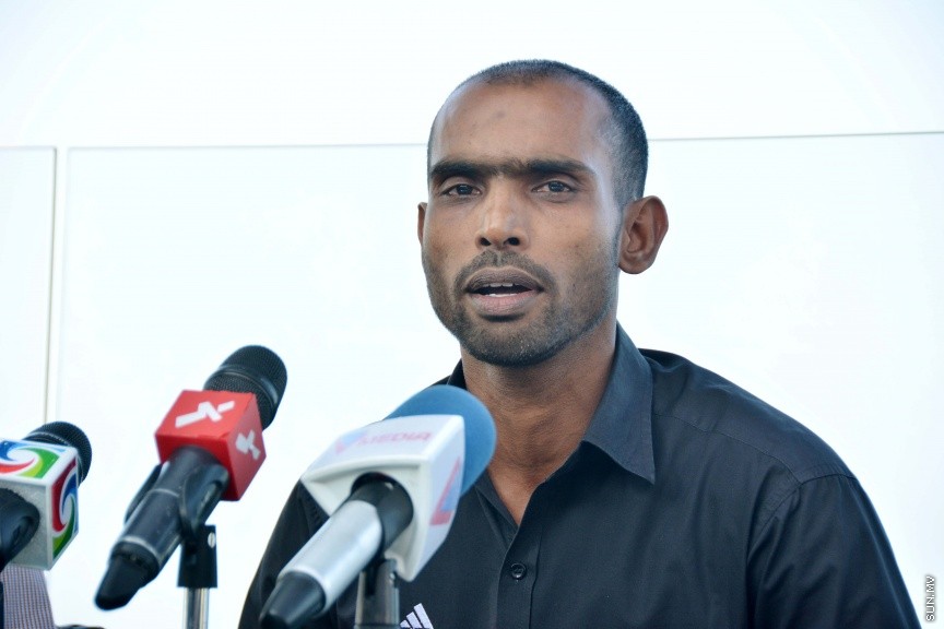 ޑިސެމްބަރ 21، 2016: މާޒިޔާއަށް ކުޅެމުންދިޔަ އެއް ނަންބަރު ކީޕަރު އިމްރާން މުހައްމަދު އާއި ޓީސީ އަށް ކުޅެމުންއައި ފޯވާޑް އަލީ ފާސިރު (ސެންޓޭ) އަލުން ނިއުރޭޑިއަންޓް އަށް ބަދަލުވެ، އެއްބަސްވުމުގައި ސޮއިކުރުމަށް ސޯލްޓް ކެފޭގައި ބޭއްވި ހަފްލާގެ ތެރެއިން -- ސަން ފޮޓޯ/ ފަޔާޒު މޫސާ