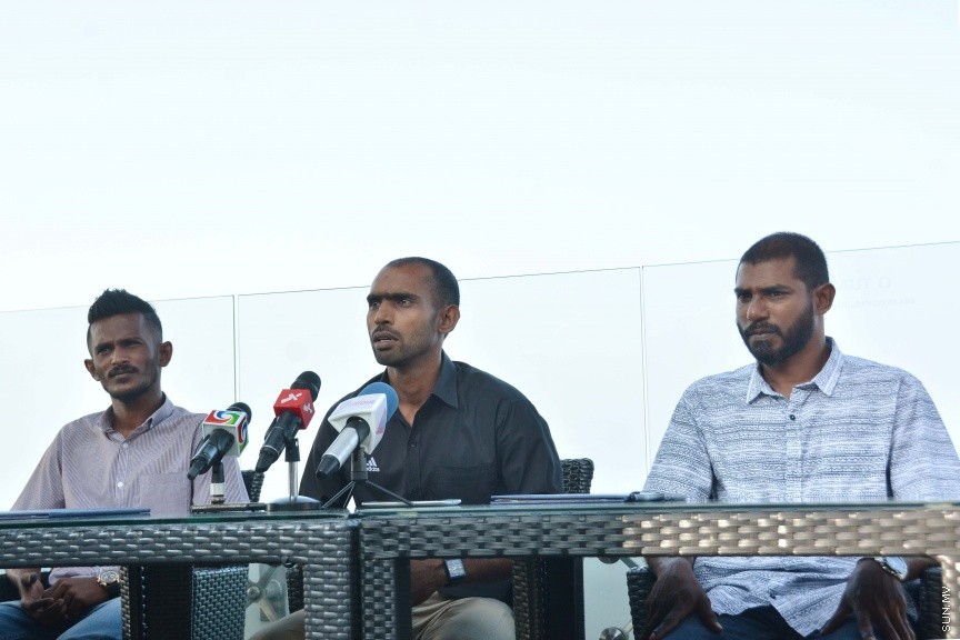 ޑިސެމްބަރ 21، 2016: މާޒިޔާއަށް ކުޅެމުންދިޔަ އެއް ނަންބަރު ކީޕަރު އިމްރާން މުހައްމަދު އާއި ޓީސީ އަށް ކުޅެމުންއައި ފޯވާޑް އަލީ ފާސިރު (ސެންޓޭ) އަލުން ނިއުރޭޑިއަންޓް އަށް ބަދަލުވެ، އެއްބަސްވުމުގައި ސޮއިކުރުމަށް ސޯލްޓް ކެފޭގައި ބޭއްވި ހަފްލާގެ ތެރެއިން -- ސަން ފޮޓޯ/ ފަޔާޒު މޫސާ