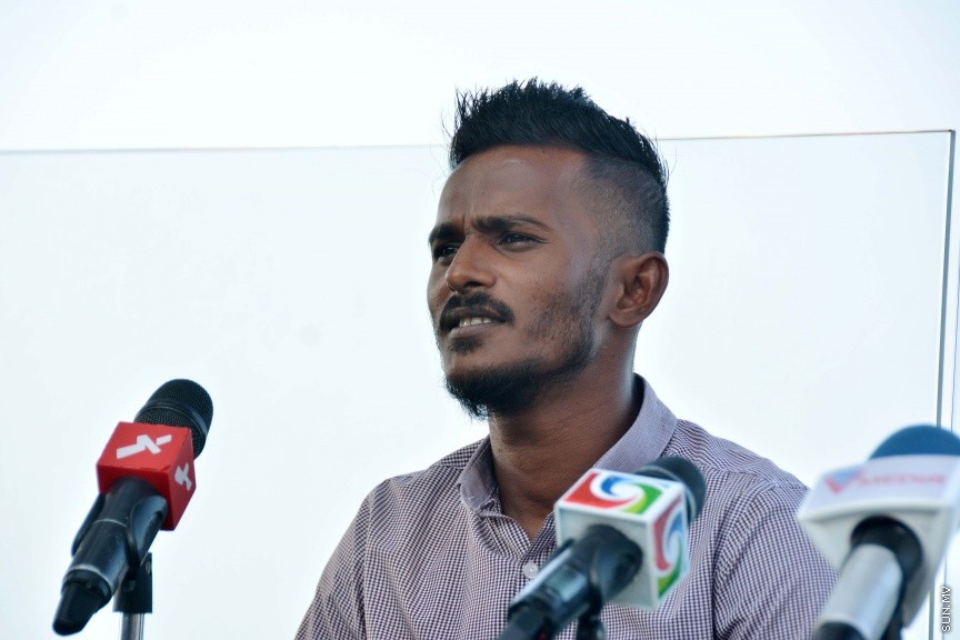 ޑިސެމްބަރ 21، 2016: މާޒިޔާއަށް ކުޅެމުންދިޔަ އެއް ނަންބަރު ކީޕަރު އިމްރާން މުހައްމަދު އާއި ޓީސީ އަށް ކުޅެމުންއައި ފޯވާޑް އަލީ ފާސިރު (ސެންޓޭ) އަލުން ނިއުރޭޑިއަންޓް އަށް ބަދަލުވެ، އެއްބަސްވުމުގައި ސޮއިކުރުމަށް ސޯލްޓް ކެފޭގައި ބޭއްވި ހަފްލާގެ ތެރެއިން -- ސަން ފޮޓޯ/ ފަޔާޒު މޫސާ