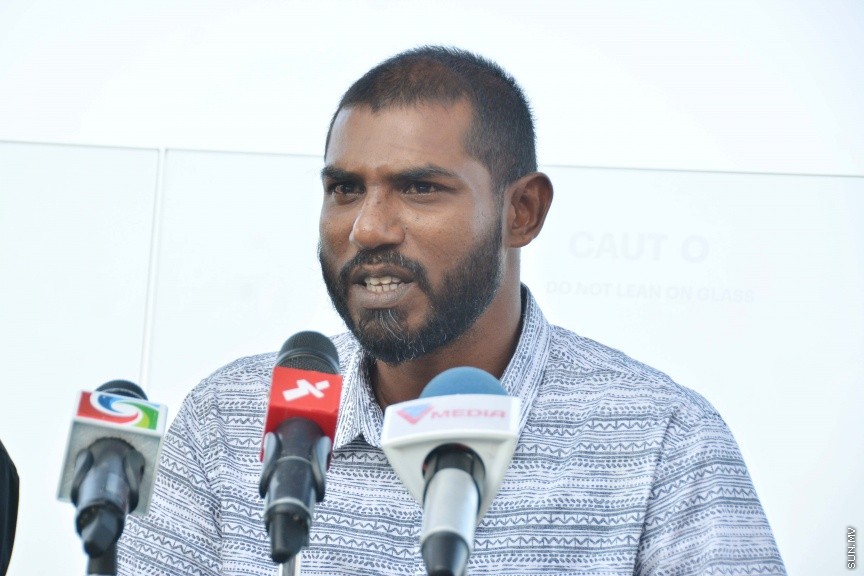 ޑިސެމްބަރ 21، 2016: މާޒިޔާއަށް ކުޅެމުންދިޔަ އެއް ނަންބަރު ކީޕަރު އިމްރާން މުހައްމަދު އާއި ޓީސީ އަށް ކުޅެމުންއައި ފޯވާޑް އަލީ ފާސިރު (ސެންޓޭ) އަލުން ނިއުރޭޑިއަންޓް އަށް ބަދަލުވެ، އެއްބަސްވުމުގައި ސޮއިކުރުމަށް ސޯލްޓް ކެފޭގައި ބޭއްވި ހަފްލާގެ ތެރެއިން -- ސަން ފޮޓޯ/ ފަޔާޒު މޫސާ