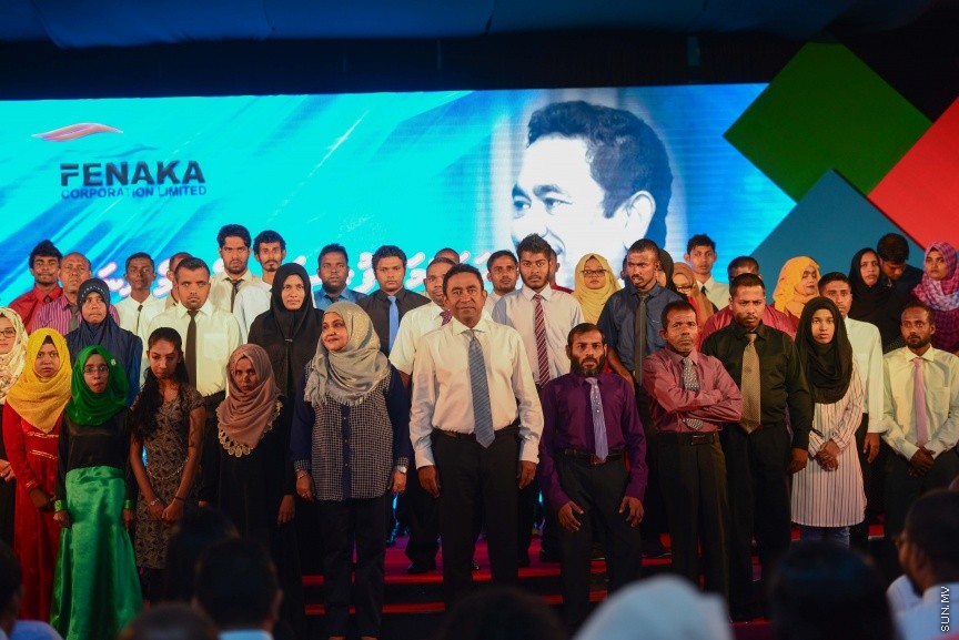  25 ޑިސެމްބަރ 2016: ނުކުޅެދުންތެރިކަން ހުންނަ 100 މީހަކަށް ފެނަކަ ކޯޕަރޭޝަންގެ ފަރާތުން ވަޒީފާ ހަމަޖައްސަވައި ދެއްވުމަށް މިއަދު ދަރުބާރުގޭގައި ބޭއްވި ރަސްމިއްޔާތުގެ ތެރެއިން--ސަން ފޮޓޯ/ މުހައްމަދު އަފްރާހް
