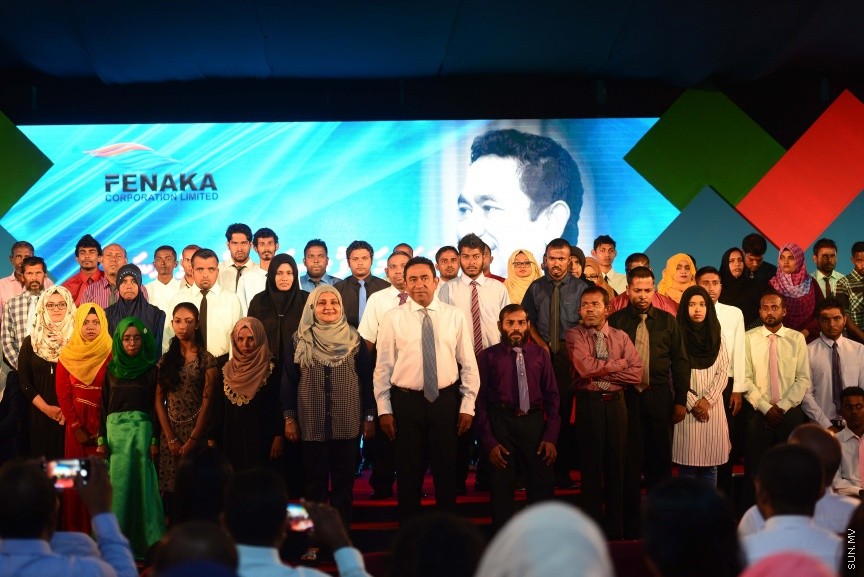  25 ޑިސެމްބަރ 2016: ނުކުޅެދުންތެރިކަން ހުންނަ 100 މީހަކަށް ފެނަކަ ކޯޕަރޭޝަންގެ ފަރާތުން ވަޒީފާ ހަމަޖައްސަވައި ދެއްވުމަށް މިއަދު ދަރުބާރުގޭގައި ބޭއްވި ރަސްމިއްޔާތުގެ ތެރެއިން--ސަން ފޮޓޯ/ މުހައްމަދު އަފްރާހް