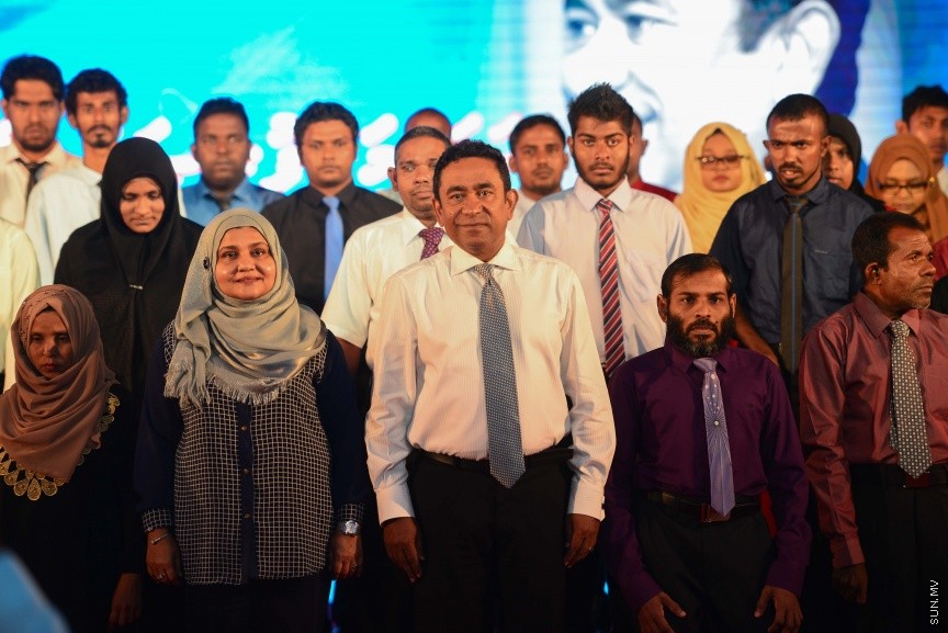  25 ޑިސެމްބަރ 2016: ނުކުޅެދުންތެރިކަން ހުންނަ 100 މީހަކަށް ފެނަކަ ކޯޕަރޭޝަންގެ ފަރާތުން ވަޒީފާ ހަމަޖައްސަވައި ދެއްވުމަށް މިއަދު ދަރުބާރުގޭގައި ބޭއްވި ރަސްމިއްޔާތުގެ ތެރެއިން--ސަން ފޮޓޯ/ މުހައްމަދު އަފްރާހް
