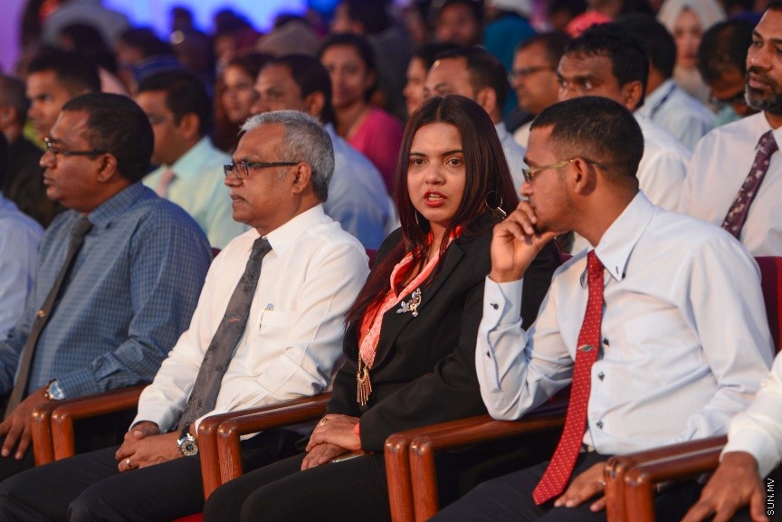  25 ޑިސެމްބަރ 2016: ނުކުޅެދުންތެރިކަން ހުންނަ 100 މީހަކަށް ފެނަކަ ކޯޕަރޭޝަންގެ ފަރާތުން ވަޒީފާ ހަމަޖައްސަވައި ދެއްވުމަށް މިއަދު ދަރުބާރުގޭގައި ބޭއްވި ރަސްމިއްޔާތުގެ ތެރެއިން--ސަން ފޮޓޯ/ މުހައްމަދު އަފްރާހް