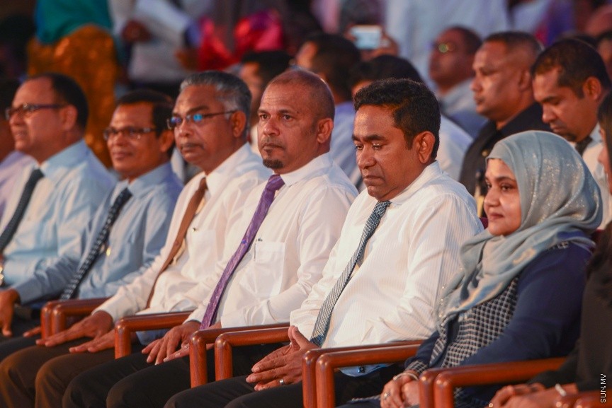  25 ޑިސެމްބަރ 2016: ނުކުޅެދުންތެރިކަން ހުންނަ 100 މީހަކަށް ފެނަކަ ކޯޕަރޭޝަންގެ ފަރާތުން ވަޒީފާ ހަމަޖައްސަވައި ދެއްވުމަށް މިއަދު ދަރުބާރުގޭގައި ބޭއްވި ރަސްމިއްޔާތުގެ ތެރެއިން--ސަން ފޮޓޯ/ މުހައްމަދު އަފްރާހް