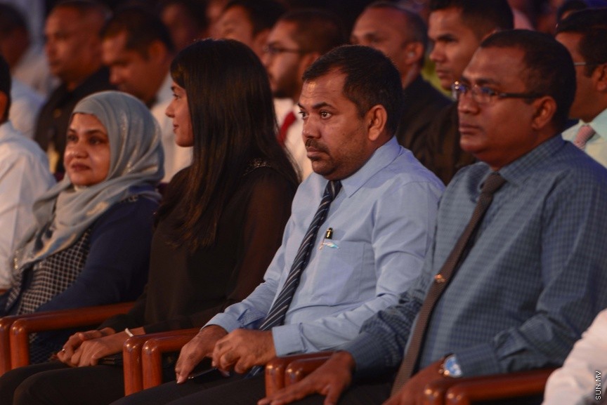  25 ޑިސެމްބަރ 2016: ނުކުޅެދުންތެރިކަން ހުންނަ 100 މީހަކަށް ފެނަކަ ކޯޕަރޭޝަންގެ ފަރާތުން ވަޒީފާ ހަމަޖައްސަވައި ދެއްވުމަށް މިއަދު ދަރުބާރުގޭގައި ބޭއްވި ރަސްމިއްޔާތުގެ ތެރެއިން--ސަން ފޮޓޯ/ މުހައްމަދު އަފްރާހް